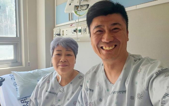 육군보병학교 교육지원단 조민곤(오른쪽) 상사가 자신의 어머니에게 신장 이식을 마치고 환하게 웃고 있다. 부대 제공