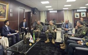민&middot;관 방산협력 사절단이 프란시스코 움베토 몬테네그로 주니어 브라질 육군참모총장을 만나 양국의 방산 분야 협력 방안을 논의하고 있다. 방사청 제공