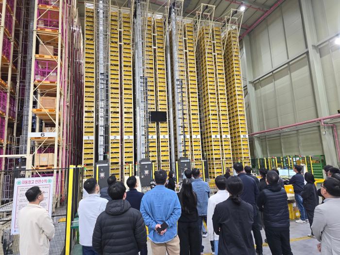 국방부는 지난 6일부터 10일까지 ‘국방통합물류 전문가 과정’ 교육을 했다. 교육생들이 물류 현장을 견학하는 모습. 국방부 제공