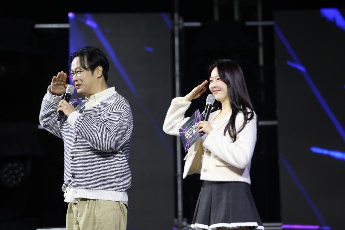 KFN TV ‘위문열차’ MC 권재관(왼쪽)과 유정.