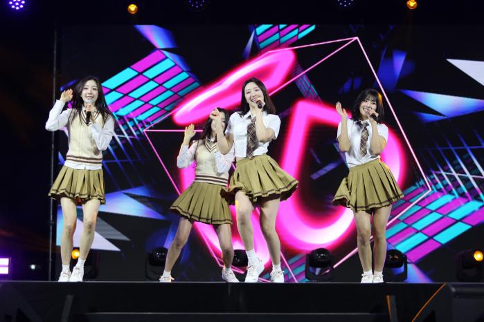 육군동원전력사령부에서 열린 KFN TV ‘위문열차’ 녹화현장에서 걸그룹 ‘하이키’ ‘오드유스’가 공연을 하고 있다.