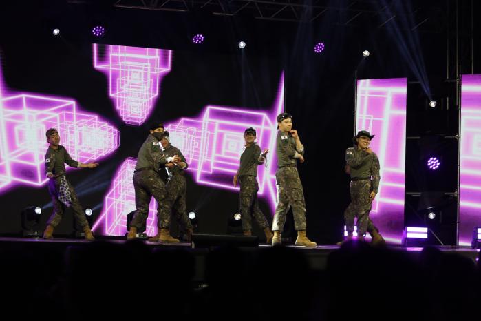 KFN TV ‘위문열차’ 녹화현장에서 커버댄스를 선보이고 있는 장병들.