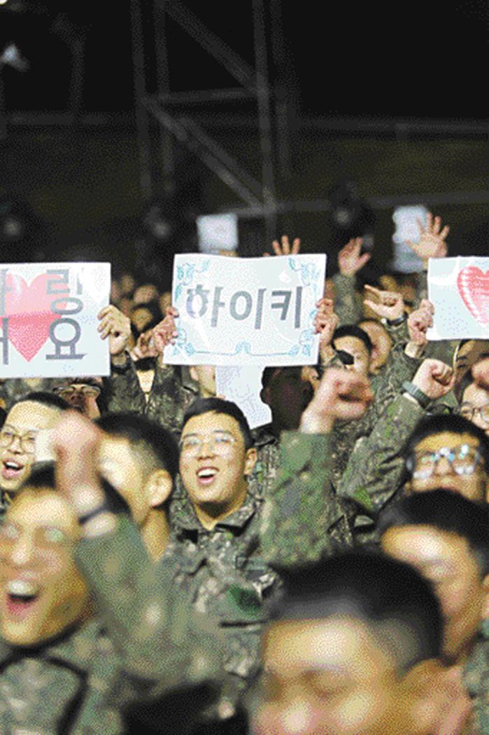 육군동원전력사령부에서 열린 KFN TV ‘위문열차’ 녹화현장에서 장병들이 공연을 관람하며 호응하고 있다.