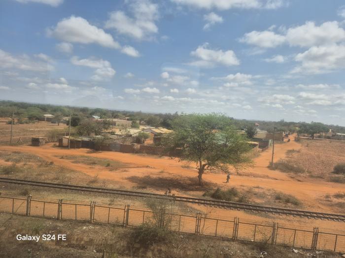 몸바사로 가는 열차에서 바라본 아프리카의 황량한 초원.