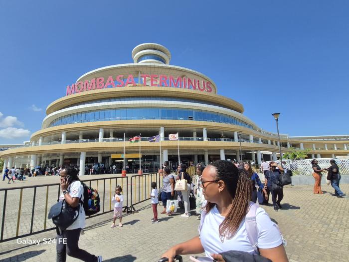 중국의 지원으로 세워진 거대한 몸바사역.