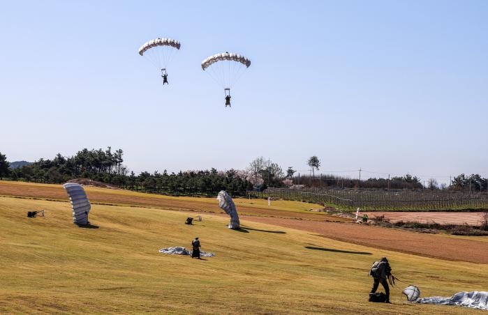 육군특전사의 2026년 전반기 한미 연합 고공강하 집체훈련 참가자들이 목표지점에 착지하고 있다. 부대 제공