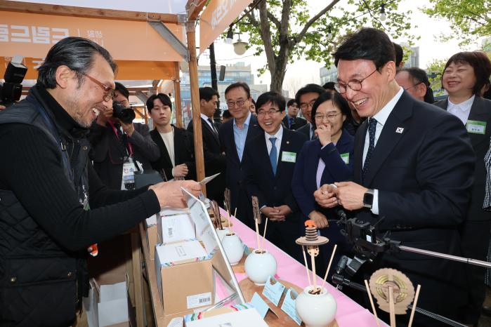 김민석 국무총리가 지난 11일 전북 전주실내체육관에서 열린 동행축제 개막식에서 참가 업체 부스를 둘러보고 있다. 연합뉴스