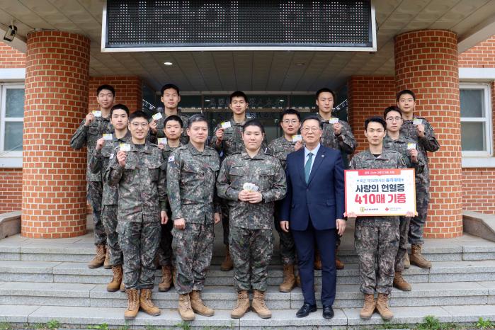 육군1보병사단 쌍용여단 돌격대대 장병들이 자발적인 참여로 모은 사랑의 헌혈증을 대한적십자사 관계자에게 전달하고 있다. 사진 제공=김소영 중사