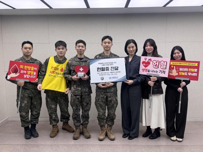 육군51보병사단 비룡여단 상승대대 ‘마음, 소중, 상승’ 헌혈동아리 장병들이 한국혈액암협회에 헌혈증 119장을 전달하며 기념촬영을 하고 있다. 부대 제공