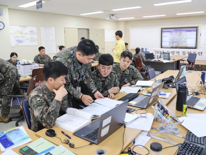 육군종합행정학교가 개최한 ‘2026년 전반기 수평적 통합훈련’에서 교육생들이 전시 지속지원 임무를 숙달하고 있다. 사진 제공=김주훈 군무주무관