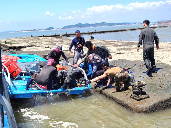 2022년 8월 12일 루완 씨를 비롯해 스리랑카 국적 노동자들이 비상탈출한 조종사를 배로 구조한 모습. 안산시 외국인주민상담지원센터 제공