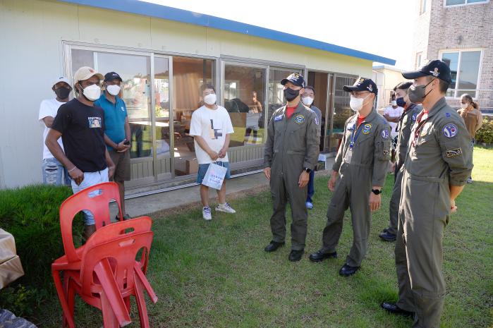 공군10전투비행단 관계자들이 조종사를 구조한 스리랑카 국적 노동자들에게 감사인사를 전하고 있다. 공군 제공