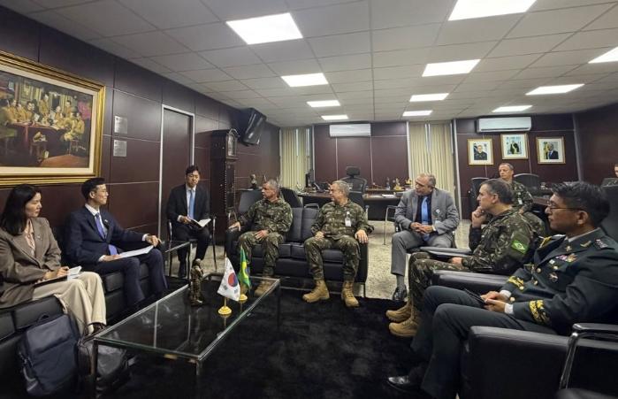 민·관 방산협력 사절단이 프란시스코 움베토 몬테네그로 주니어 브라질 육군참모총장을 만나 양국의 방산 분야 협력 방안을 논의하고 있다. 방사청 제공