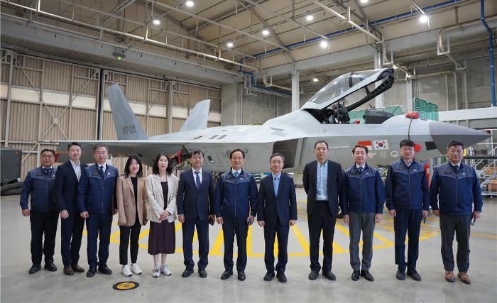 최근 고위급 간담회를 가진 국가인공지능전략위원회 관계자와 KAI 임원진들이 KF-21 앞에서 기념사진을 찍고 있다. 국가AI전략위 제공
