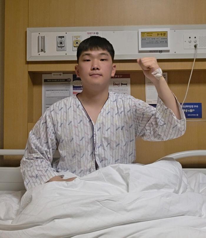 조혈모세포를 기증한 육군66보병사단 전차대대 정우석 중사가 파이팅 자세를 취하고 있다.