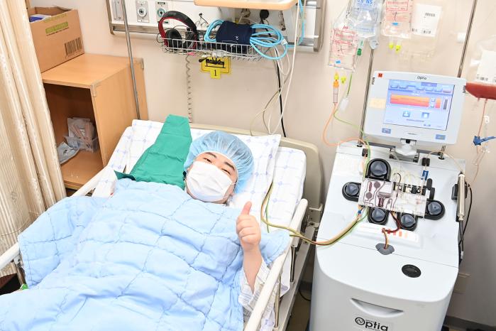 공군군수사령부 82항공정비창 정승빈 중사가 조혈모세포 채취 중 엄지손가락을 들어보이고 있다.