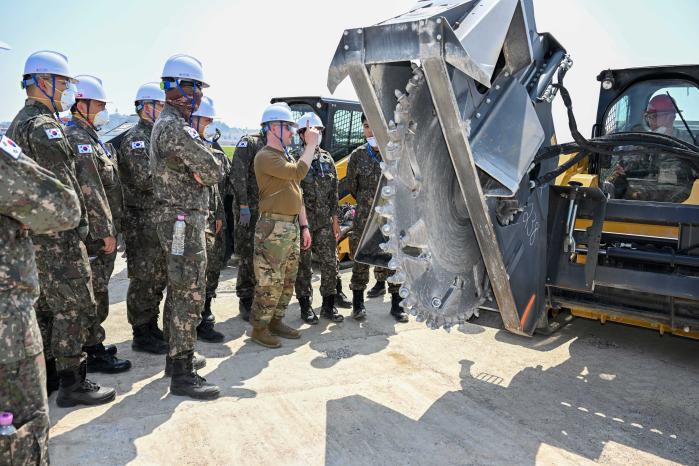 13일 오산기지에서 진행된 ‘2026년 한미연합 피해복구훈련’ 중 공군 공병 작전요원들이 주한미군 공병요원에게 반영구복구(RADR) 공법 훈련 장비에 관한 설명을 듣고 있다. 부대 제공