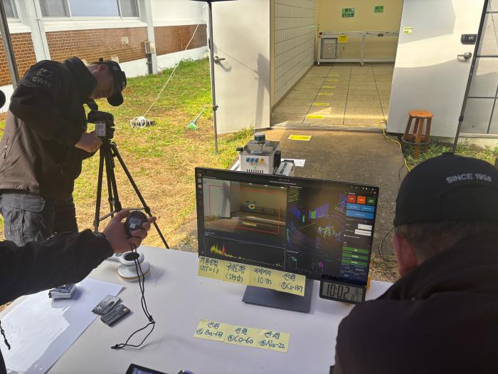 육군화생방학교가 개최한 방사선 영상화 기술 군 적용 가능성 검증 전투실험에서 참가자가 핵종 탐지 시간과 영상화 기술을 확인하고 있다. 부대 제공