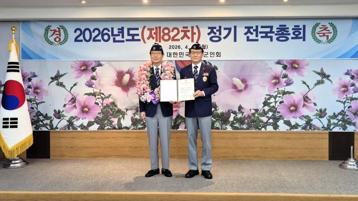 신상태(왼쪽) 회장이 13일 서울 서초구 향군회관 회의실에서 김정두 선거관리위원장으로부터 당선증을 받고 있다. 향군 제공