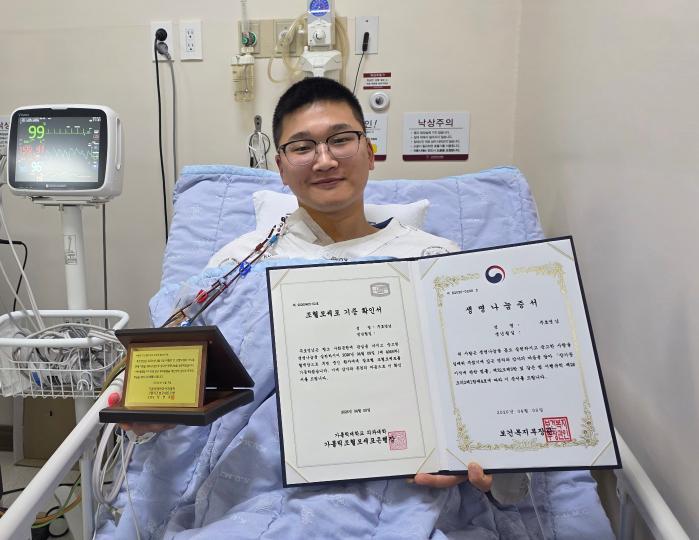 해병대 1사단 정보통신대대 주호영 하사가 조혈모세포를 기증한 뒤 기념사진을 촬영하고 있다.