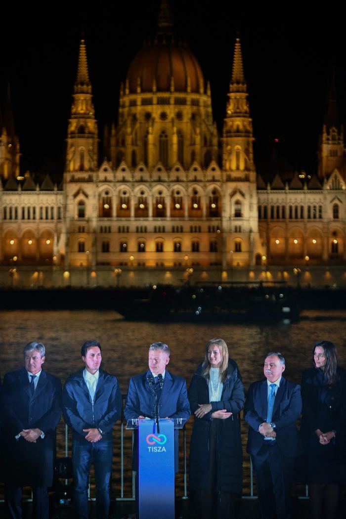 12일(현지시간) 헝가리 총선에서 압승한 야당 티서당의 머저르 페테르 대표가 수도 부다페스트 국회의사당 앞에서 승리 선언을 하고 있다. 헝가리는 이번 총선으로 16년 만에 정권이 교체됐다. AFP·연합뉴스