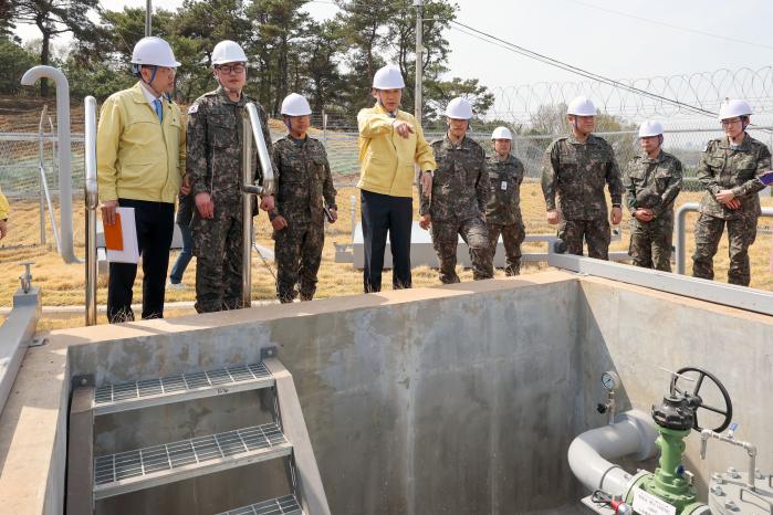 이두희(왼쪽 넷째) 국방부 차관이 13일 육군1군단 예하부대를 방문해 유류저장시설 운영 현황을 점검하고 있다. 한재호 기자