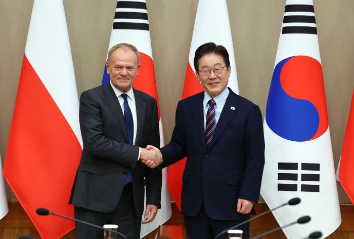 이재명 대통령과 도날트 투스크 총리가 회담에 앞서 악수하고 있다. 연합뉴스