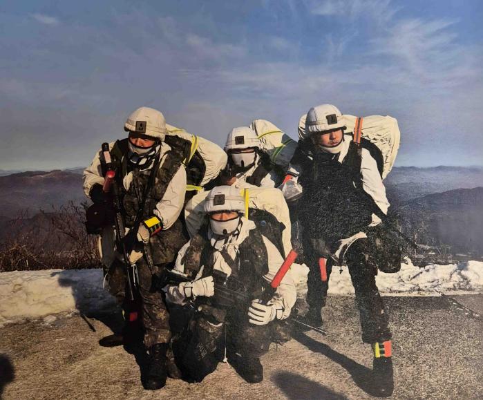 윤석영 예비역 육군대위가 군 생활 시절 부대원들과 함께 찍은 기념사진.