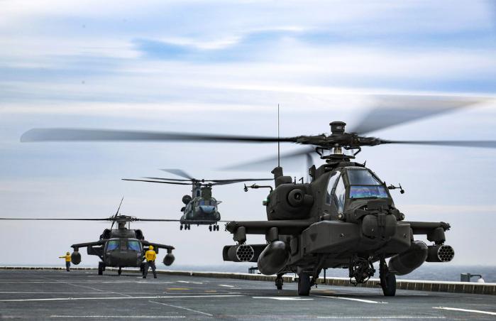 육군항공사령부 AH-64E 아파치 공격헬기 및 CH-47 시누크·UH-60P 블랙호크 헬기(오른쪽부터)가 13일 해군 마라도함(LPH·1만4500톤급)에서 올해 첫 번째 함상 이·착함 자격(DLQ) 훈련을 하고 있다. DLQ는 헬기 조종사가 해상에 전개한 함정 비행갑판에 이·착함할 자격을 뜻한다. 이경원 기자