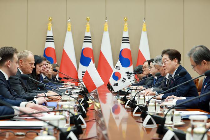 이재명(오른쪽 둘째) 대통령이 13일 청와대에서 열린 도날트 투스크(왼쪽 둘째) 폴란드 총리와의 정상회담에서 발언하고 있다. 이날 두 정상은 양국 관계를 &lsquo;포괄적 전략 동반자 관계&rsquo;로 격상하기로 했다. 연합뉴스