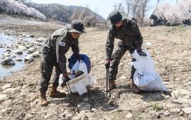 육군5포병여단 포성부대 장병들이 13일 경기 포천시 내촌면 왕숙천 일대에서 민&middot;군 협력 환경정화 활동을 하고 있다. 부대 제공