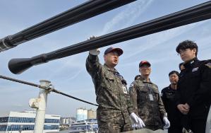 해군1함대 1훈련전대 무장관찰관들이 동해해양경찰서 대원들에게 40㎜ 함포 운용 교육을 하고 있다. 부대 제공