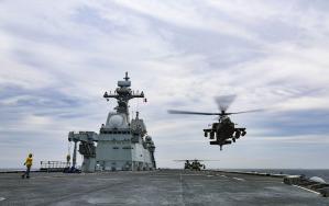 13일 거제도 동방 해상을 항해 중인 해군 1만4500톤급 대형수송함(LPH) 마라도함 비행갑판에서 AH-64E 아파치, UH-60P 블랙호크, CH-47 시누크 등 육군 항공전력이 이&middot;착함 훈련을 하고 있다.