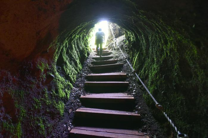 가마오름 동굴진지는 길이만 2㎞에 이르는 제주 내 대표적인 일제 군사시설 흔적이다.