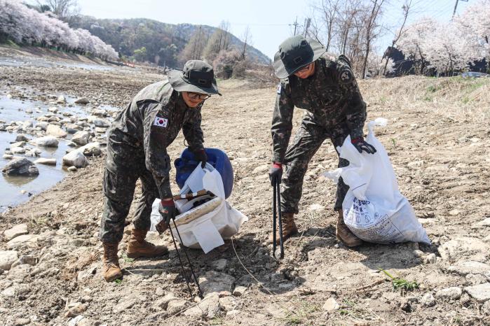 육군5포병여단 포성부대 장병들이 13일 경기 포천시 내촌면 왕숙천 일대에서 민·군 협력 환경정화 활동을 하고 있다. 부대 제공