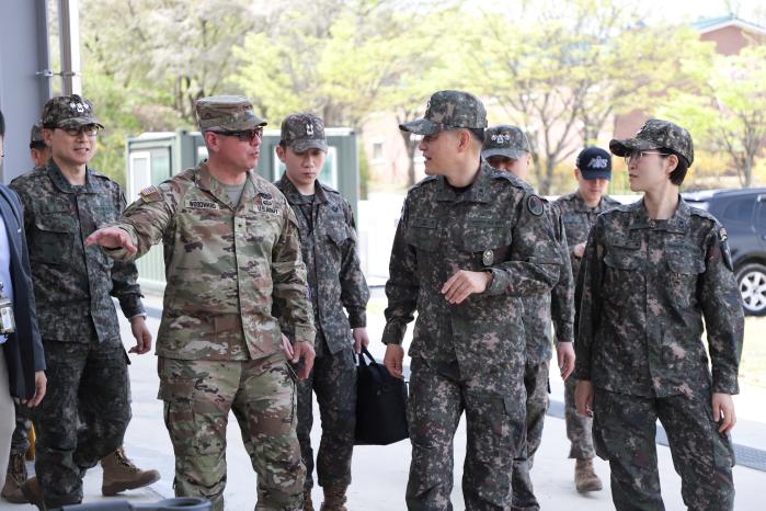 육군방공학교와 미2사단/한미연합사단이 14일 방공학교에서 개최한 한미연합 대드론 체계 발전 현장 토의 시작 전 스콧 우드워드 연합사단 작전부사단장, 이만희 방공학교장, 문한옥 연합사단 부사단장·협조단장(앞줄 왼쪽부터)이 의견을 나누고 있다. 부대 제공