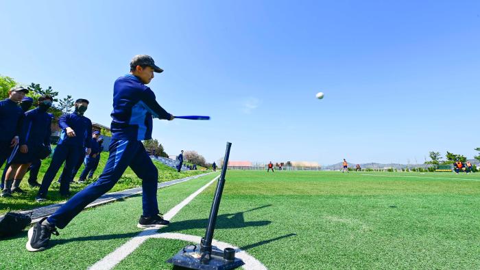 공군3훈련비행단 병사가 ‘토성 스포츠 리그’에 참여해 경기를 치르고 있다. 부대 제공
