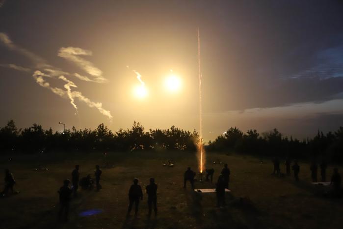 육군35보병사단이 13일 전북 군산시 비응도 일대에서 전개한 지·해·공 합동훈련에서 박격포가 쏘아 올린 조명탄이 밤하늘을 밝히고 있다. 부대 제공