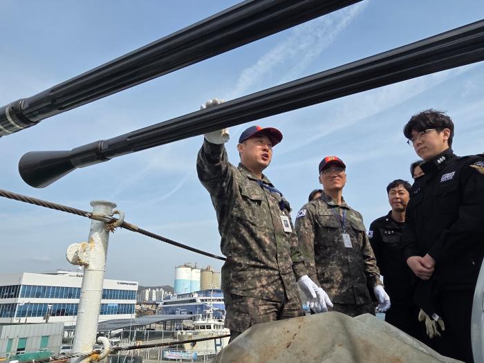 해군1함대 1훈련전대 무장관찰관들이 동해해양경찰서 대원들에게 40㎜ 함포 운용 교육을 하고 있다. 부대 제공
