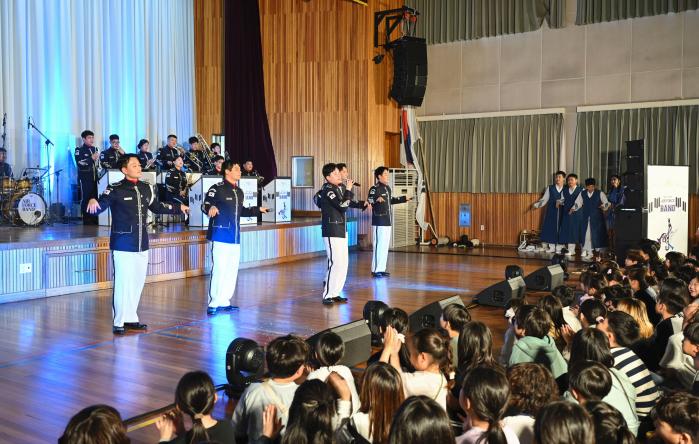 14일 열린 민·군 화합 군악대 순회공연에서 공군 군악대가 절도 있는 퍼포먼스와 연주를 선사하고 있다. 사진 제공=강혜민 소위