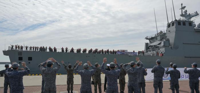 해군작전사령부 장병들이 13일 부산작전기지에서 상륙함 천왕봉함에 편승해 항해실습에 나서는 부산해군과학기술고 학생들을 환송하고 있다. 부대 제공