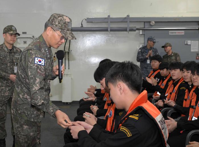 곽광섭 해군작전사령관 직무대리가 항해실습에 나선 부산해군과학기술고 학생들을 격려하고 있다. 부대 제공
