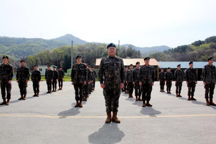 육군1군단 특공연대 장병들이 14일 열린 차량 무사고 5000일 기념행사를 위해 도열해 있다. 부대 제공