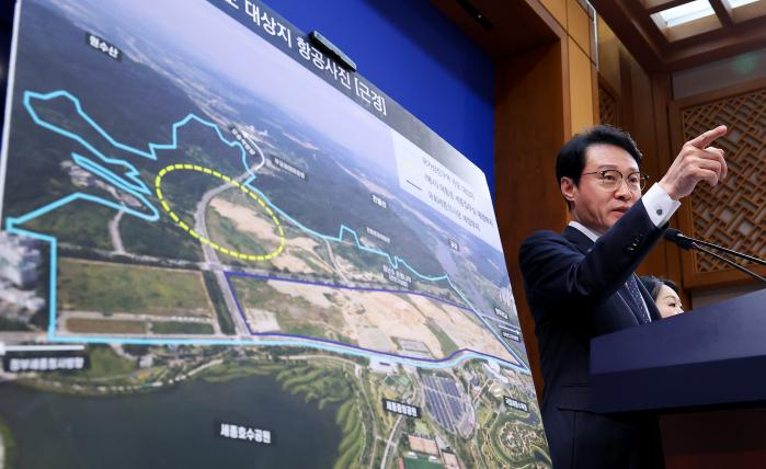 이규연 청와대 홍보소통수석이 14일 청와대 춘추관에서 대통령 세종 집무실 관련 브리핑을 하고 있다. 연합뉴스