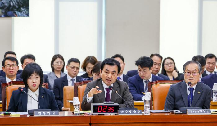 안규백 국방부 장관이 14일 열린 제434회 임시국회 국방위원회 1차 전체회의에서 의원 질의에 답하고 있다. 이경원 기자