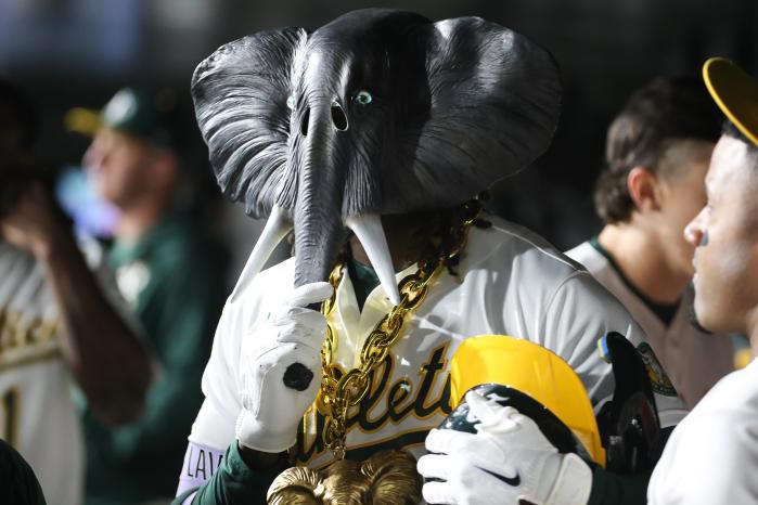 애슬레틱스의 로렌스 버틀러가 13일(현지시간) 미국 캘리포니아주 웨스트 새크라멘토 서터 헬스파크에서 열린 텍사스 레인저스와 2026 미국프로야구 메이저리그(MLB) 경기에서 8회 솔로 홈런을 친후 코끼리 가면을 쓰고 있다. 텍사스가 8-1로 승리했다. AP·연합뉴스