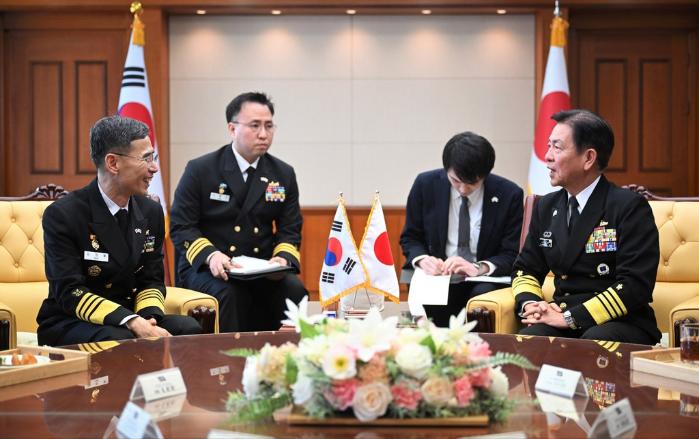 15일 서울 해군재경대대에서 김경률(왼쪽) 해군참모총장과 사이토 아키라 일본 해상막료장이 양자대담 하고 있다. 해군 제공