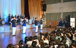 14일 열린 민&middot;군 화합 군악대 순회공연에서 공군 군악대가 절도 있는 퍼포먼스와 연주를 선사하고 있다. 사진 제공=강혜민 소위