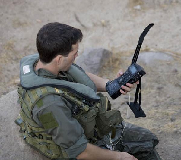 미군이 CSEL 무전기를 사용하는 모습. 출처=hanscom air base