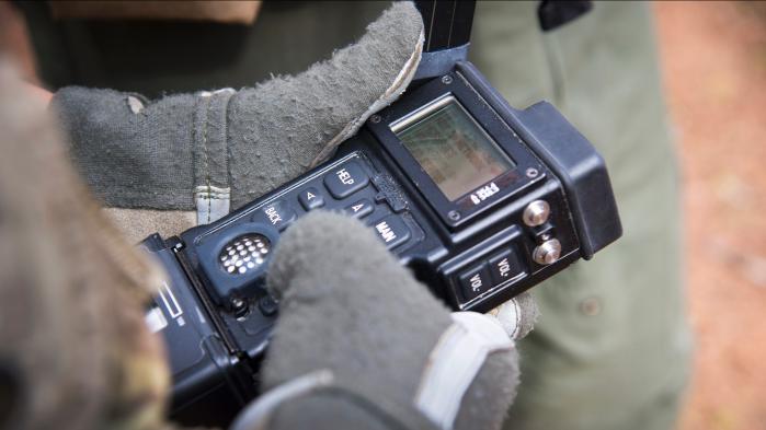 미 육군 UH-60 블랙호크 헬기 조종사가 CSEL 무전기를 조작하고 있다. 출처=미 공군 공식 홈페이지